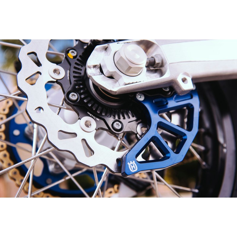 Protection de disque de frein anodisée Bleue pour HVA 701 SUPERMOTO / ENDURO (2016-2024)